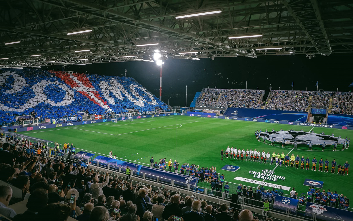Lo stadio Sinigaglia di Como gremito di tifosi durante una partita di Campions League del Como 1907