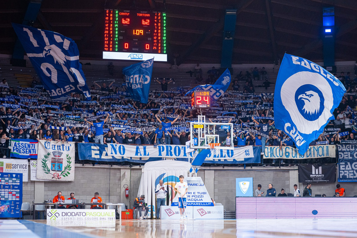 La tifoseria della squadra di basket Pallacanestro Cantù