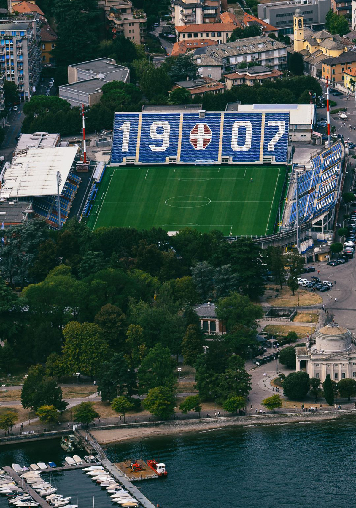 Lo stadio Sinigaglia a pochi metri dal Lago di Como